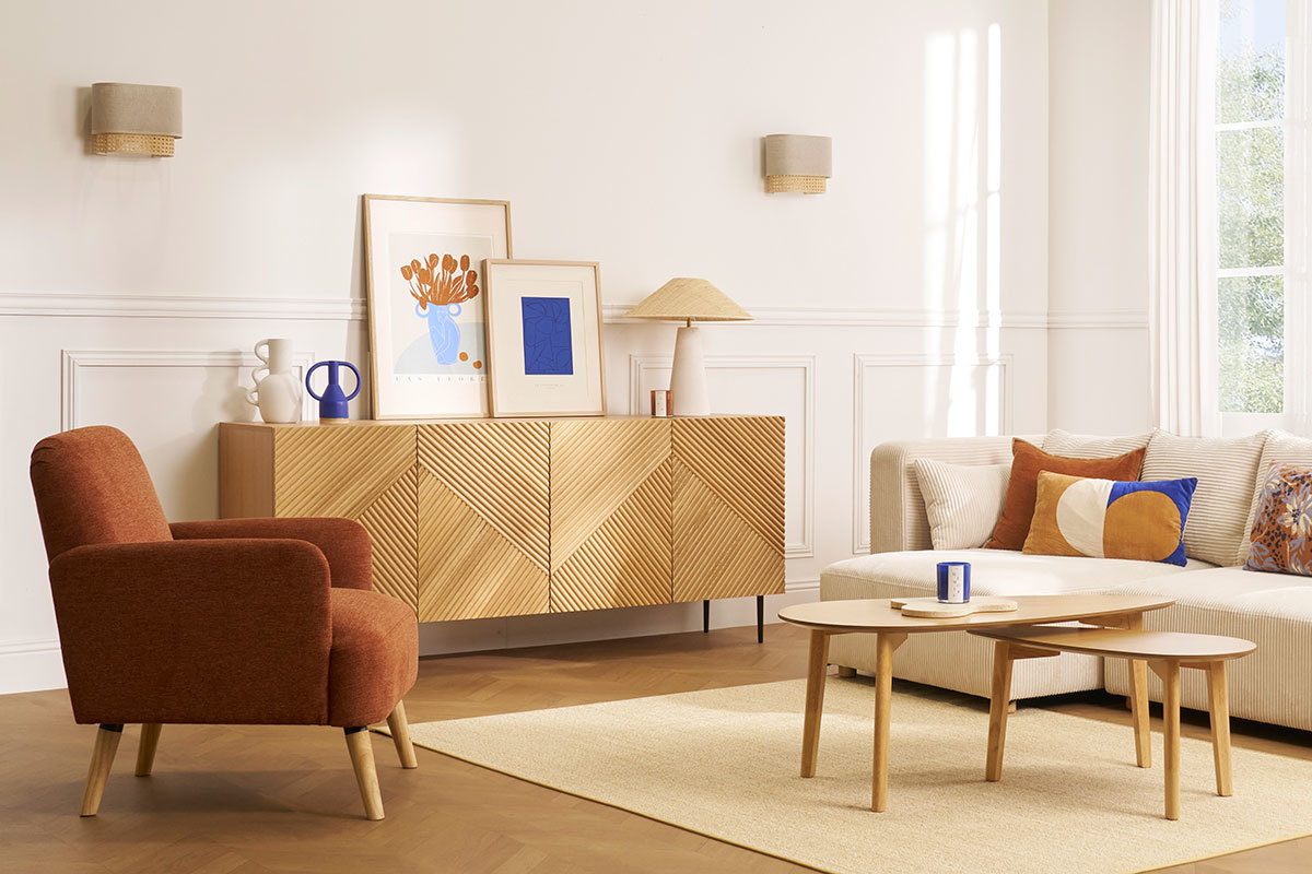 Salon avec applique murale en lin beige et cannage rotin TIWY, meubles en bois et fauteuil orange.