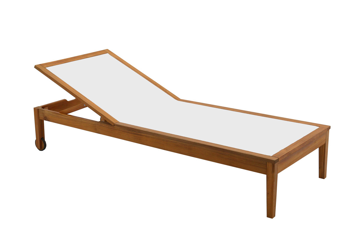 Bain de soleil NAVEEN en bois massif et toile anthracite, vue de profil avec dossier inclin�, sur roulettes.