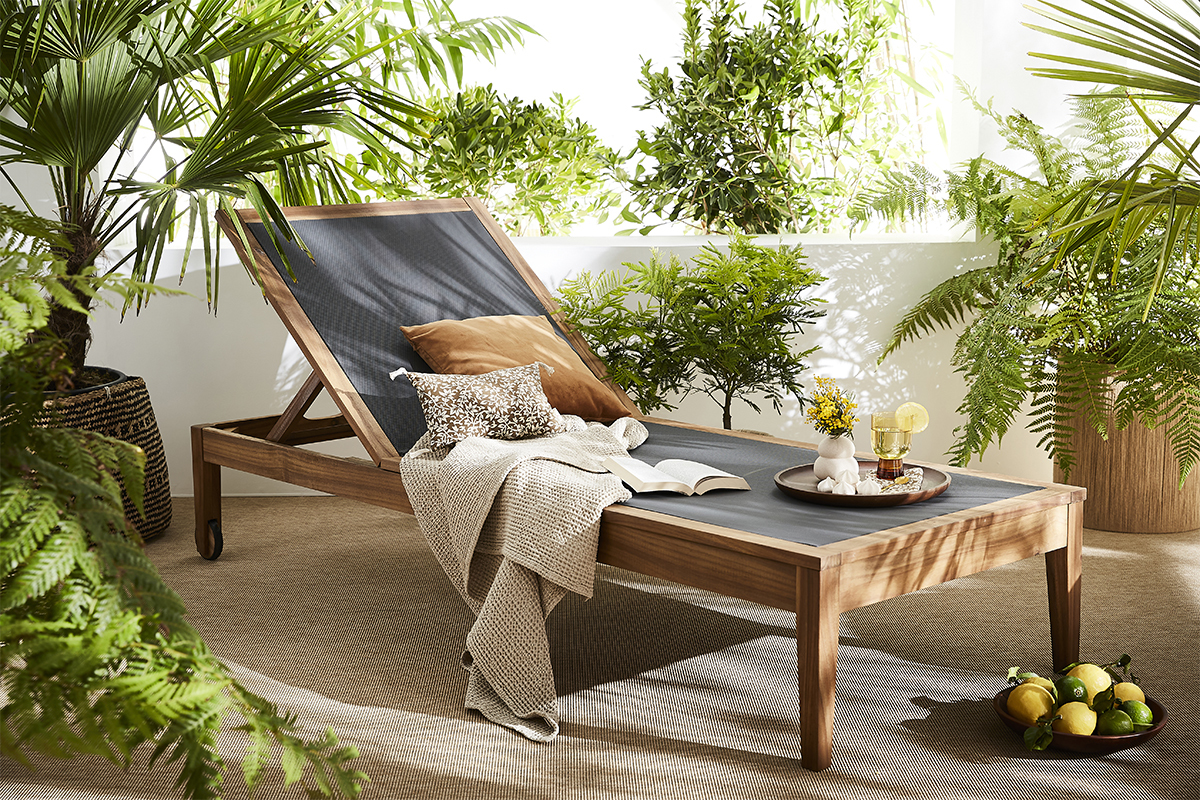 Bain de soleil gris fonc� et bois massif NAVEEN