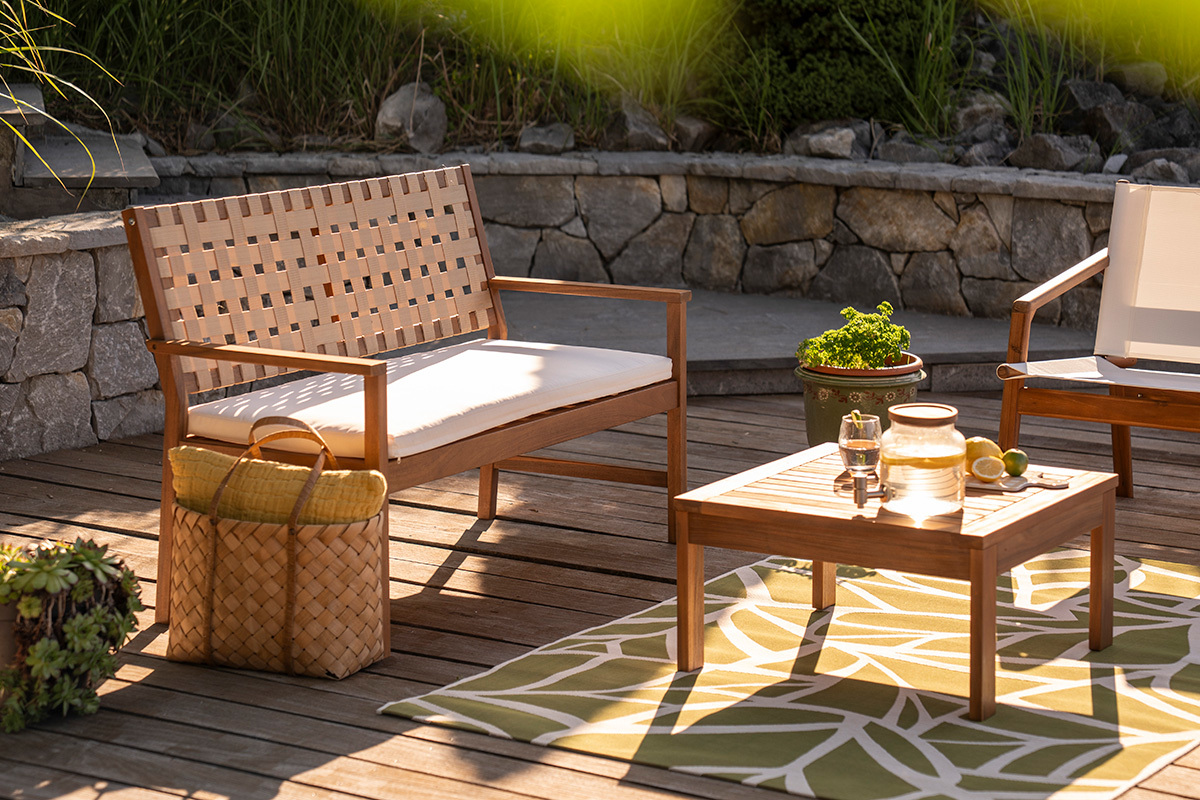 Banc de jardin en bois massif 2 places avec coussin blanc et sangles L114 cm SANTANA