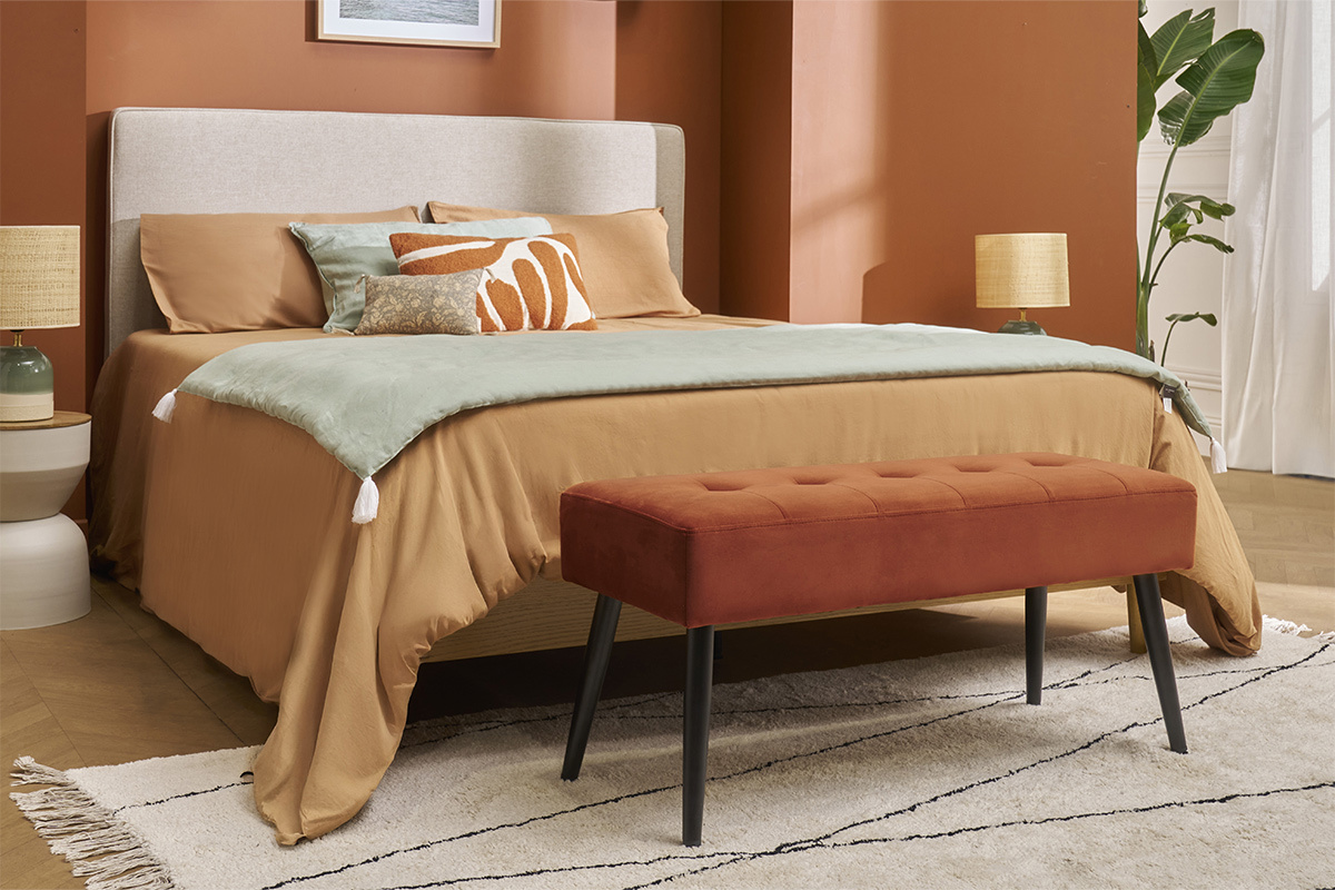 Banc design capitonn� en velours terre br�l�e et m�tal noir L95 cm GUESTA