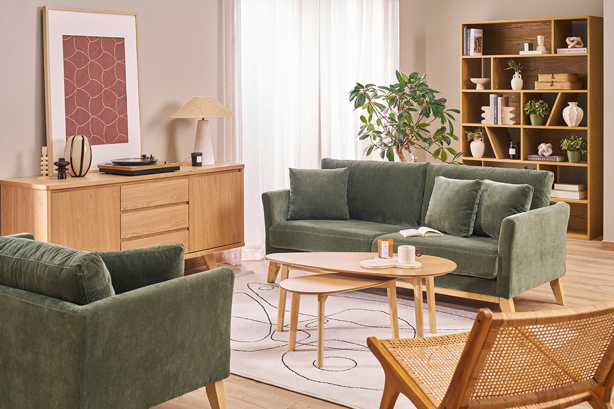 Salon avec biblioth�que design en bois AZTEQUE, canap� vert, et meuble TV en bois clair.