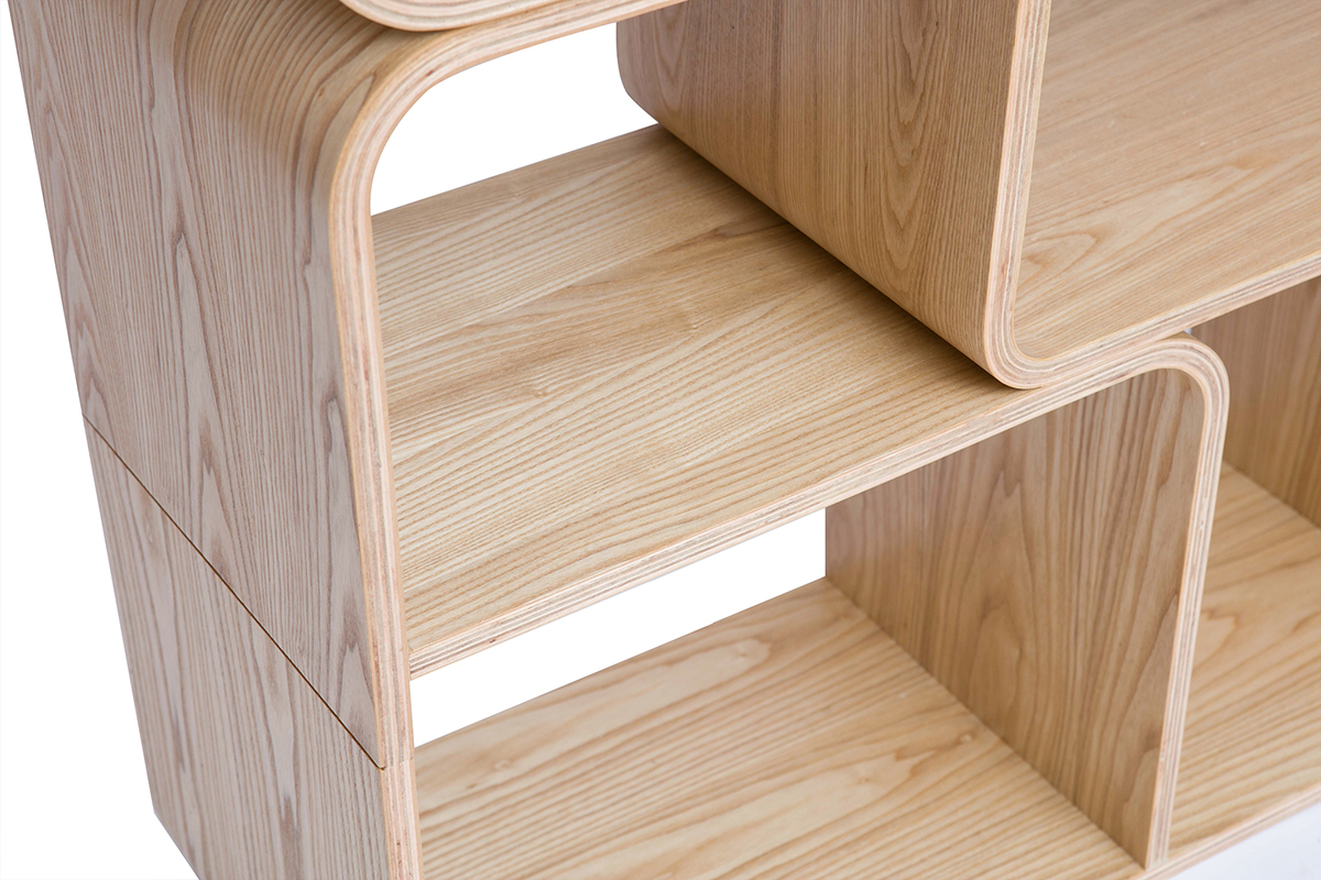 Biblioth�que ouverte en bois clair fr�ne, vue de pr�s sur les casiers arrondis.