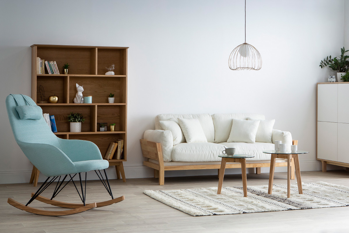 Biblioth�que en bois clair scandinave avec 8 casiers dans un salon, fauteuil bleu et canap� blanc.