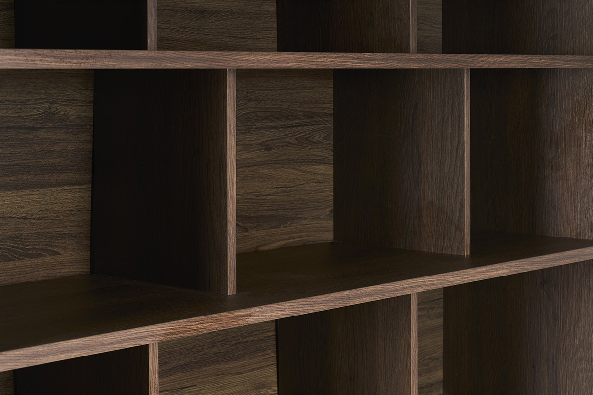 D�tail des �tag�res en bois fonc� noyer de la biblioth�que scandinave EPURE.