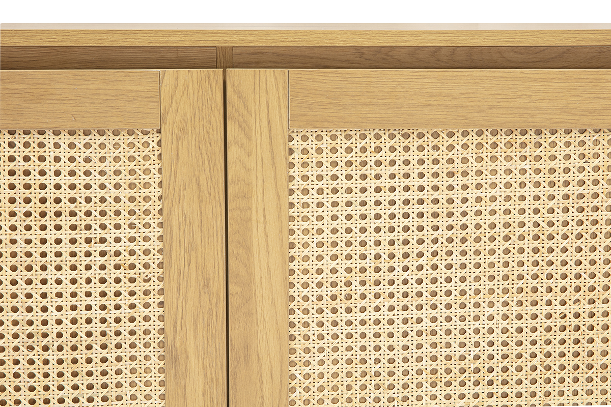Gros plan sur porte de buffet en ch�ne clair avec cannage rotin.
