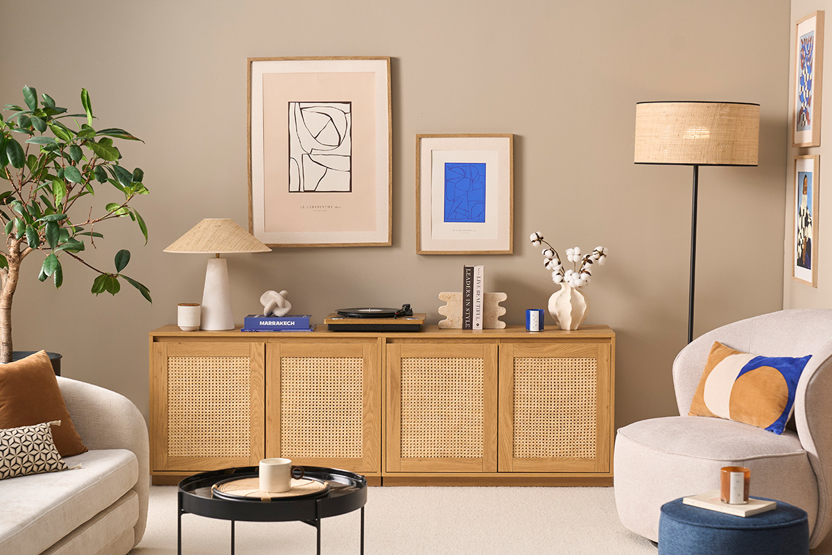 Buffet bas SEVILLE en bois clair avec cannage rotin, d�cor� dans un salon moderne.