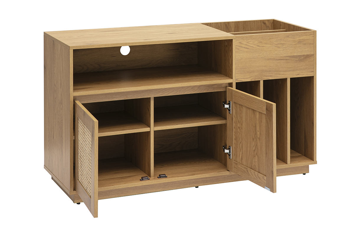 Buffet de rangement vinyles en bois ch�ne clair avec portes en cannage rotin, tiroirs ouverts.