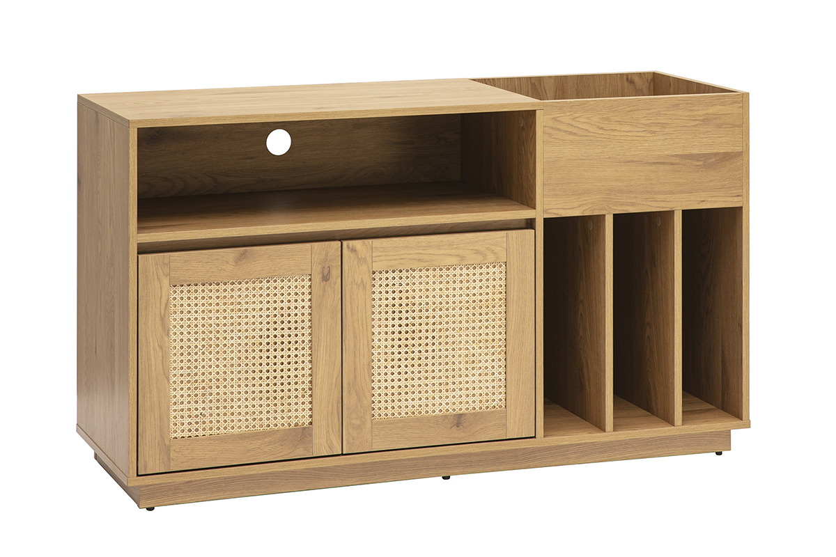 Buffet de rangement vinyles en bois clair ch�ne avec portes en rotin et compartiments. Vue de 3/4.