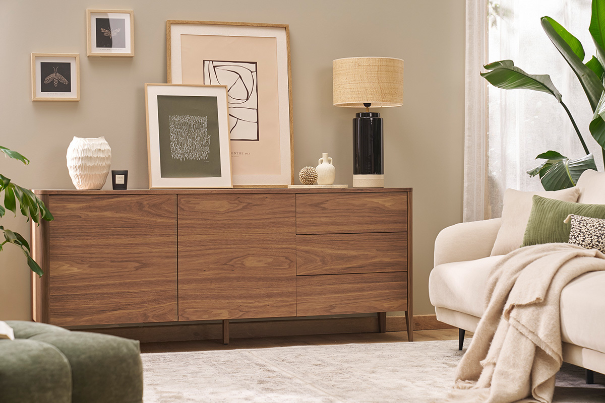 Buffet en bois fonc� noyer BENJA, 2 portes, 3 tiroirs, d�cor� avec lampe et cadres.