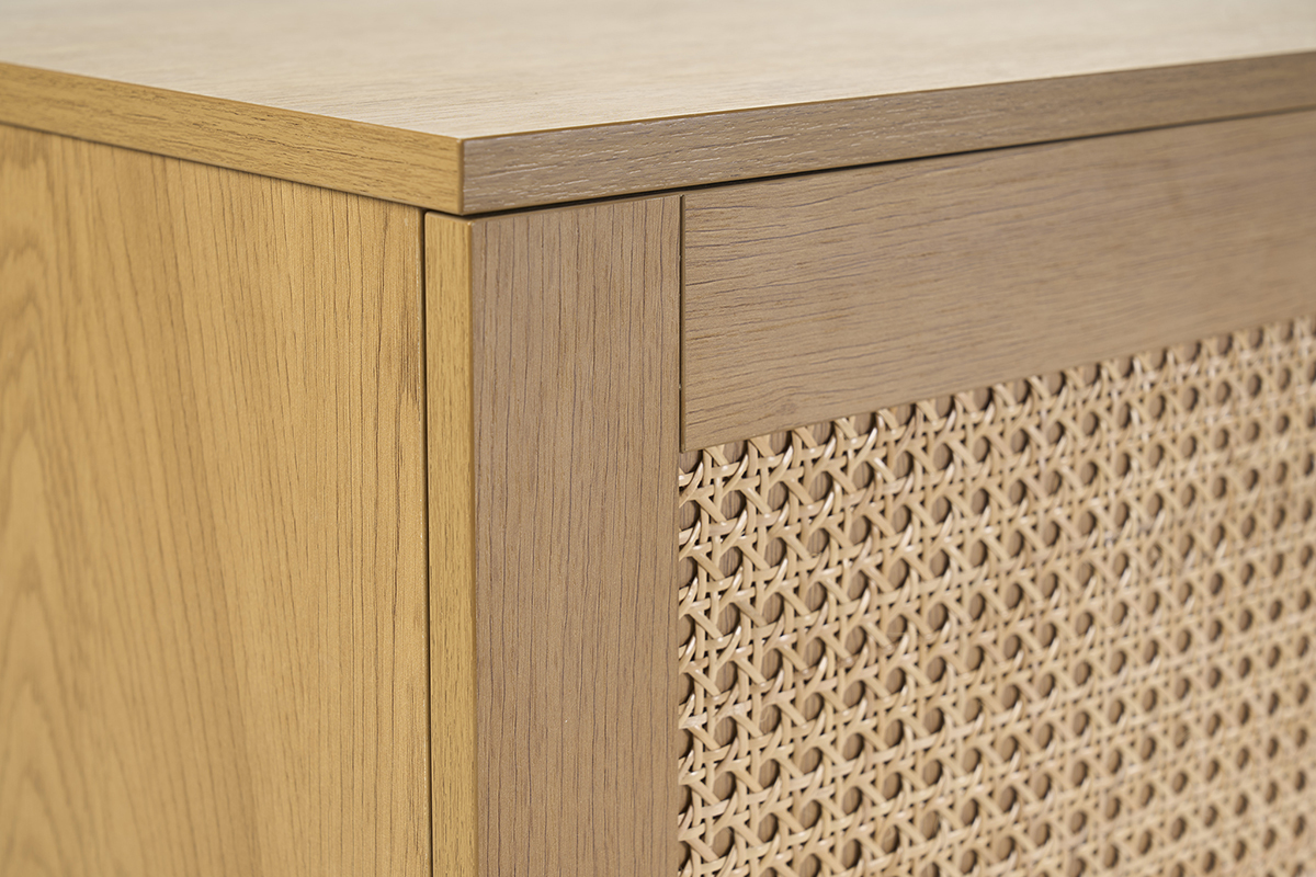 D�tail du buffet HERA en bois clair avec cannage rotin, vue rapproch�e du dessus et des c�t�s