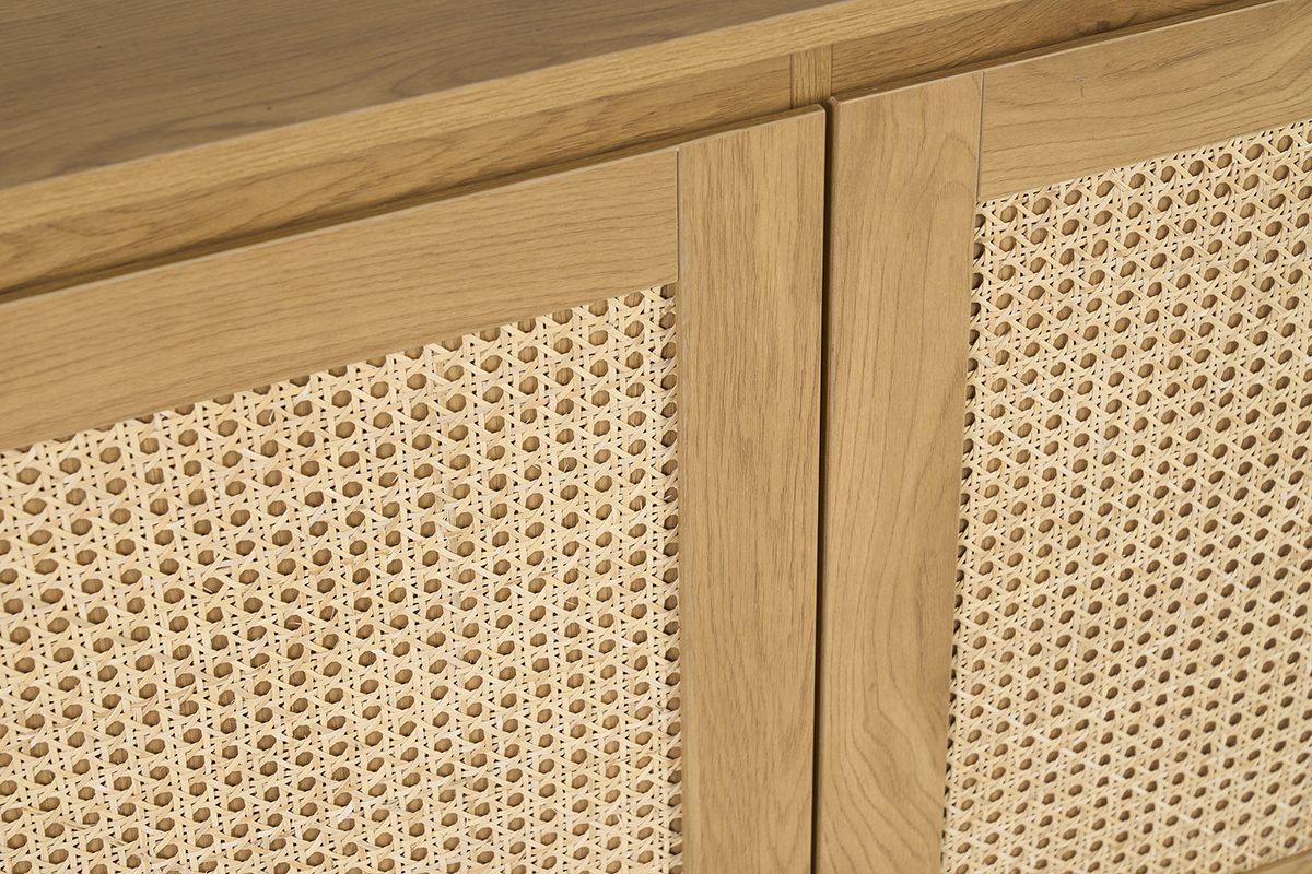 Zoom sur les portes en cannage rotin du buffet en bois clair SEVILLE.