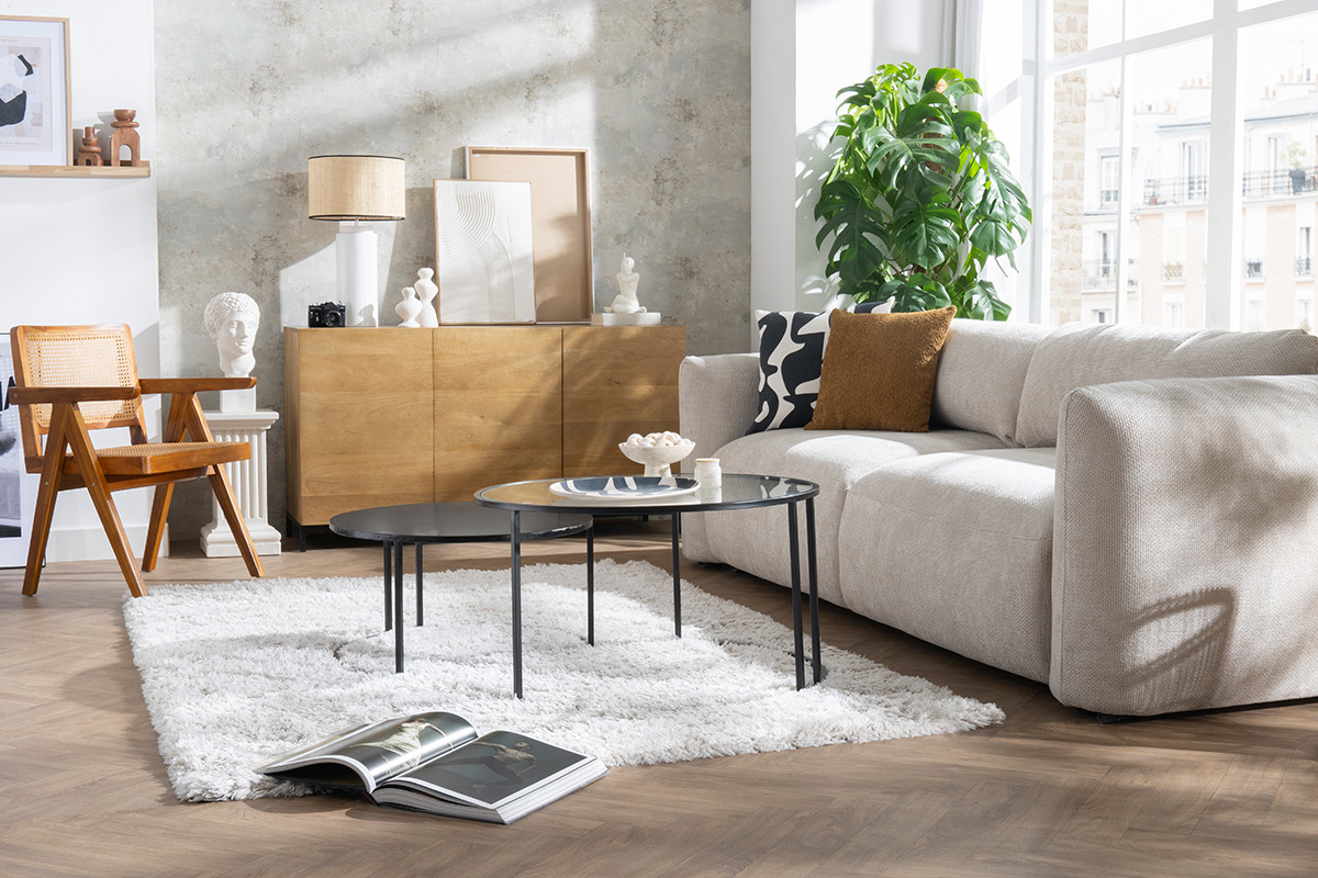 Buffet industriel en bois manguier dans un salon avec canap� beige, chaise et tables noires.