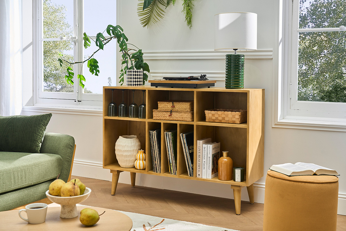 Buffet ISIDRO en bois manguier massif, avec niches ouvertes pour bouteilles et vinyles, vue de face
