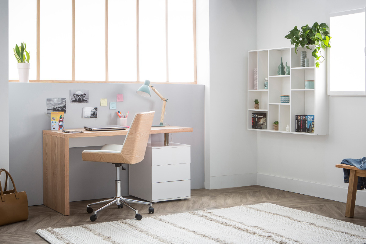 Bureau en bois clair avec trois tiroirs, vue de face, dans un bureau moderne.