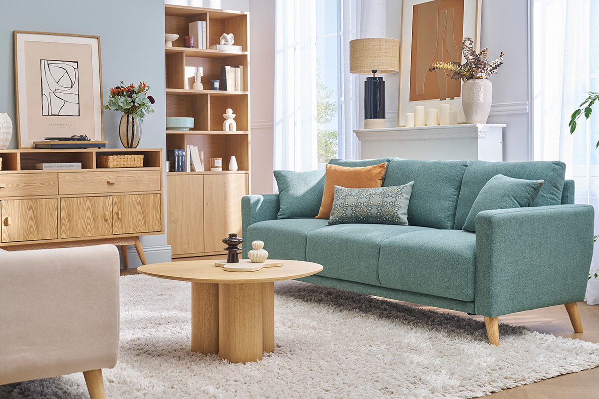 Canap� 3 places avec pieds en bois dans un salon lumineux.