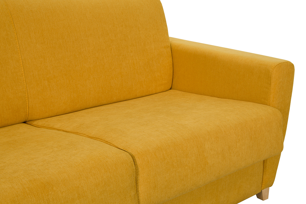 Canap� convertible 3 places en tissu jaune moutarde avec accoudoirs, vue de pr�s.