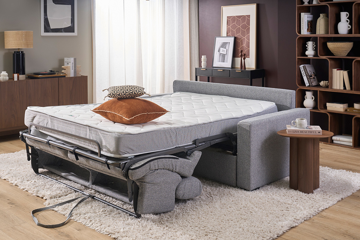 Canap� convertible NORO en tissu gris clair, matelas d�pli�, t�ti�res ajustables, vue de c�t�.