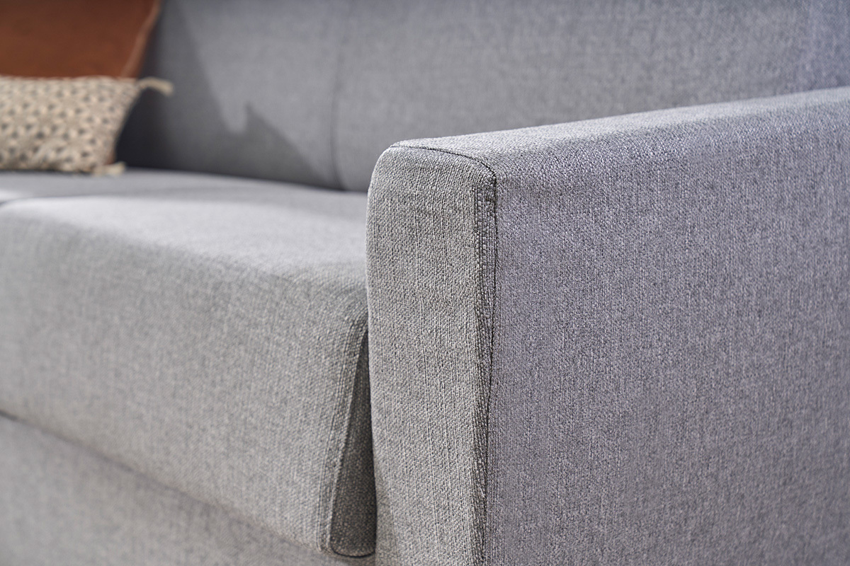 D�tail du canap� convertible GRAHAM en tissu gris clair, vue de pr�s du bras et de l'assise.