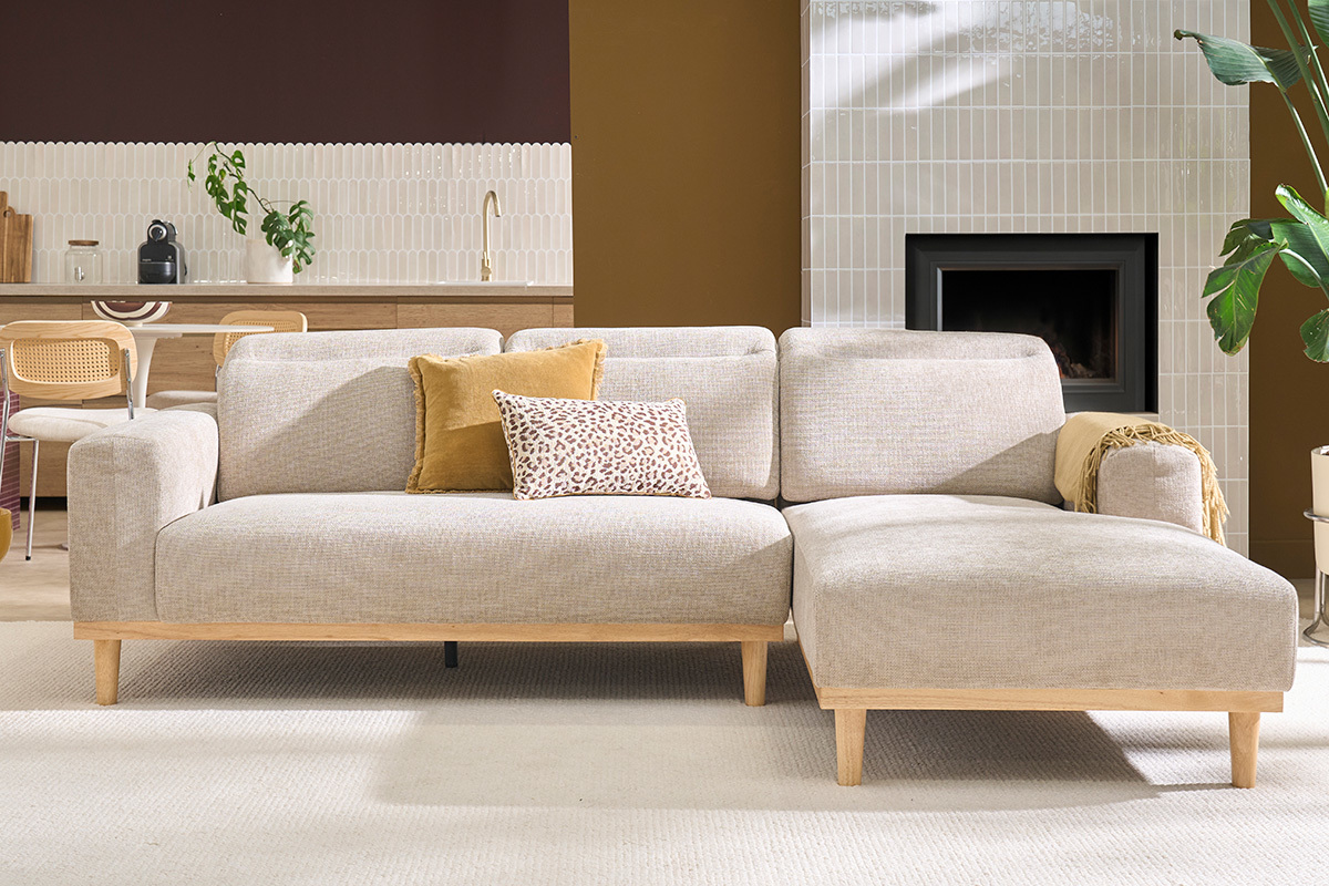 Canap� d'angle droit 3 places avec t�ti�res ajustables en tissu effet velours textur� beige et bois clair HORACIO