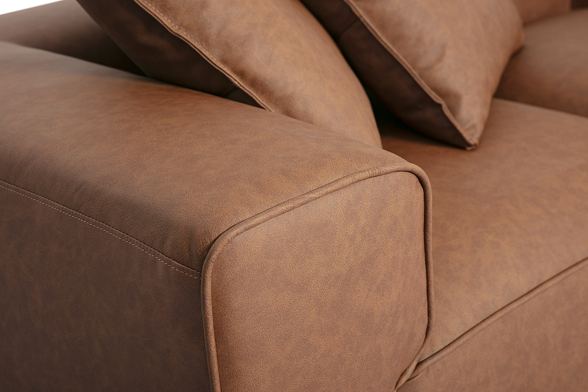 D�tail du canap� d'angle modulable en cuir marron FERGUS, vue de pr�s sur le rev�tement