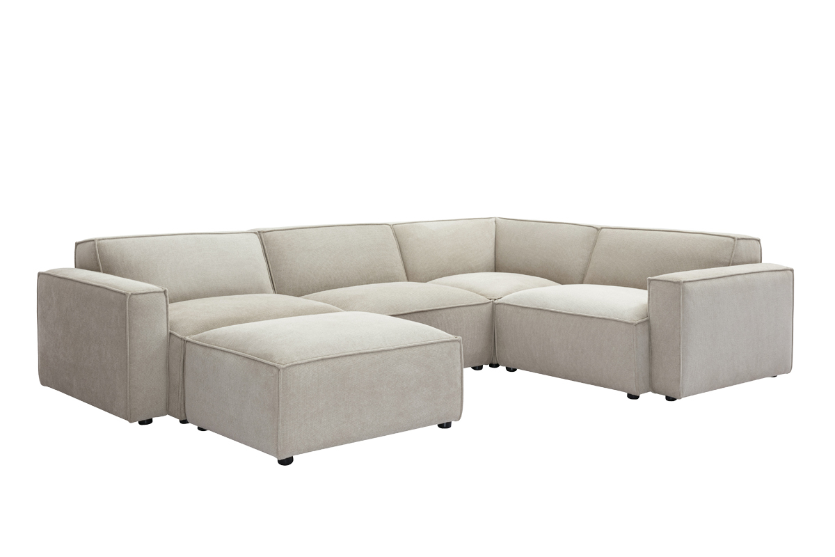 Canap� d'angle modulable 5 places en tissu effet velours beige avec pouf, vue de 3/4.