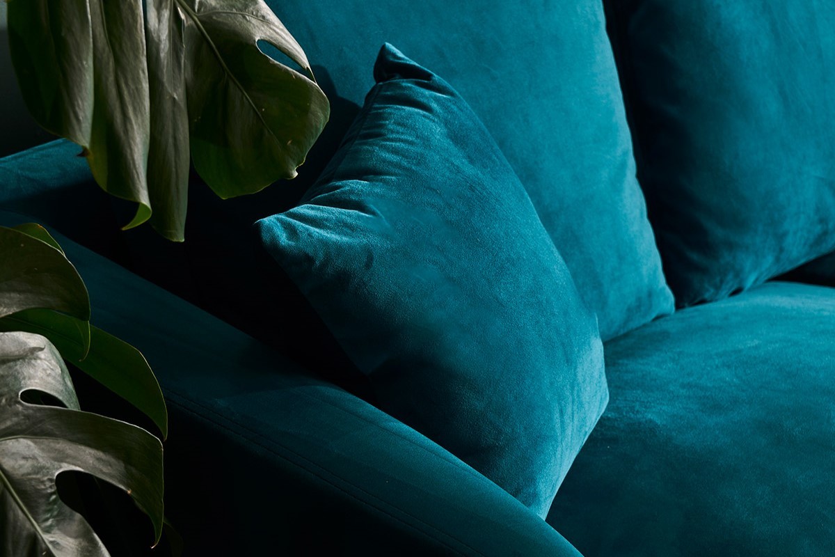 Canap� design 3 places en tissu velours bleu p�trole et m�tal noir JERRY