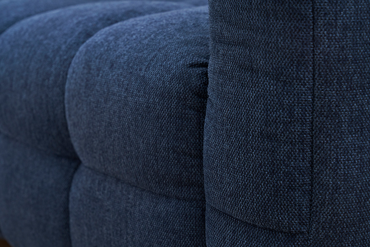 Canap� design 3 places et repose-pieds en tissu effet velours textur� bleu fonc� CORTO