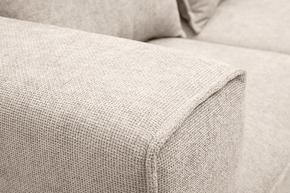 D�tail de l'accoudoir du canap� modulable KERRY en tissu effet velours textur� beige.