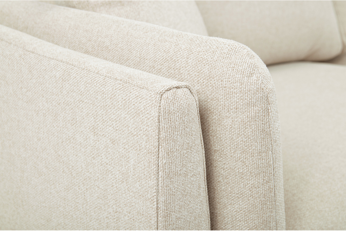 D�tail du canap� scandinave 2 places en tissu beige naturel, vue de pr�s sur l'accoudoir.