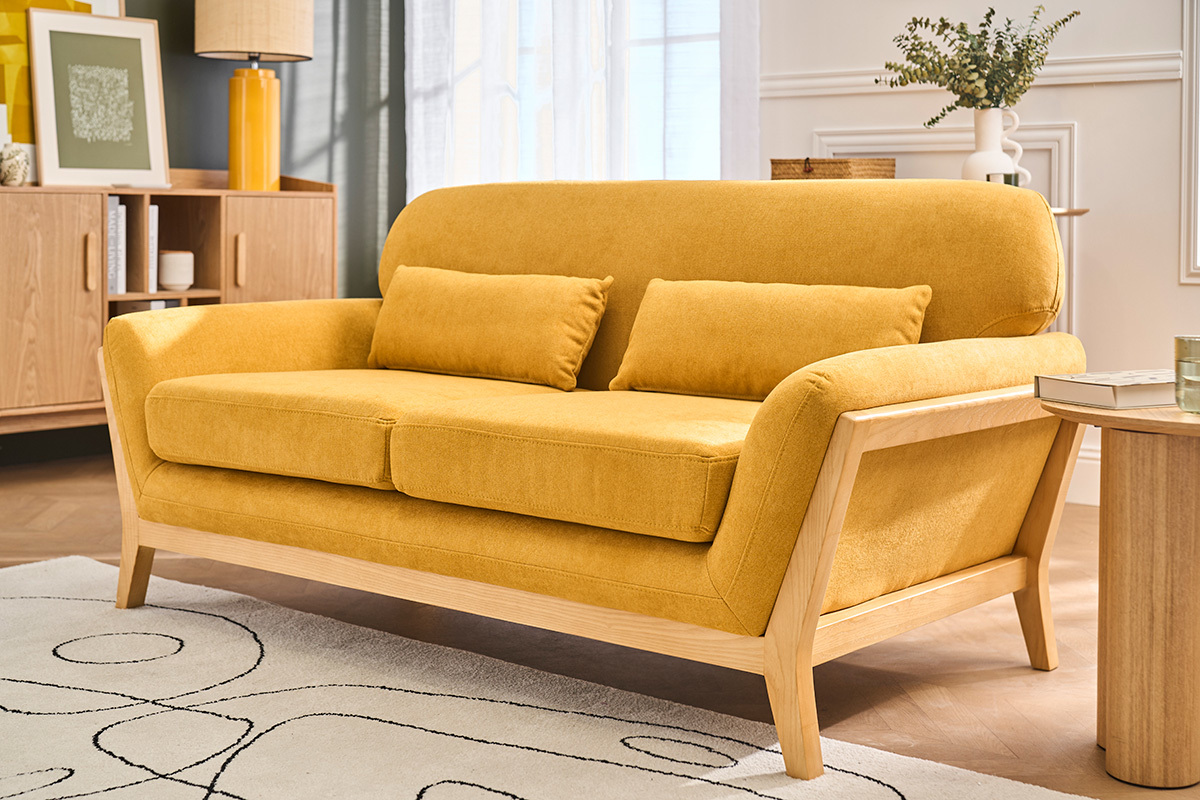 Canap� scandinave 2 places jaune moutarde, bois clair, vue de 3/4.