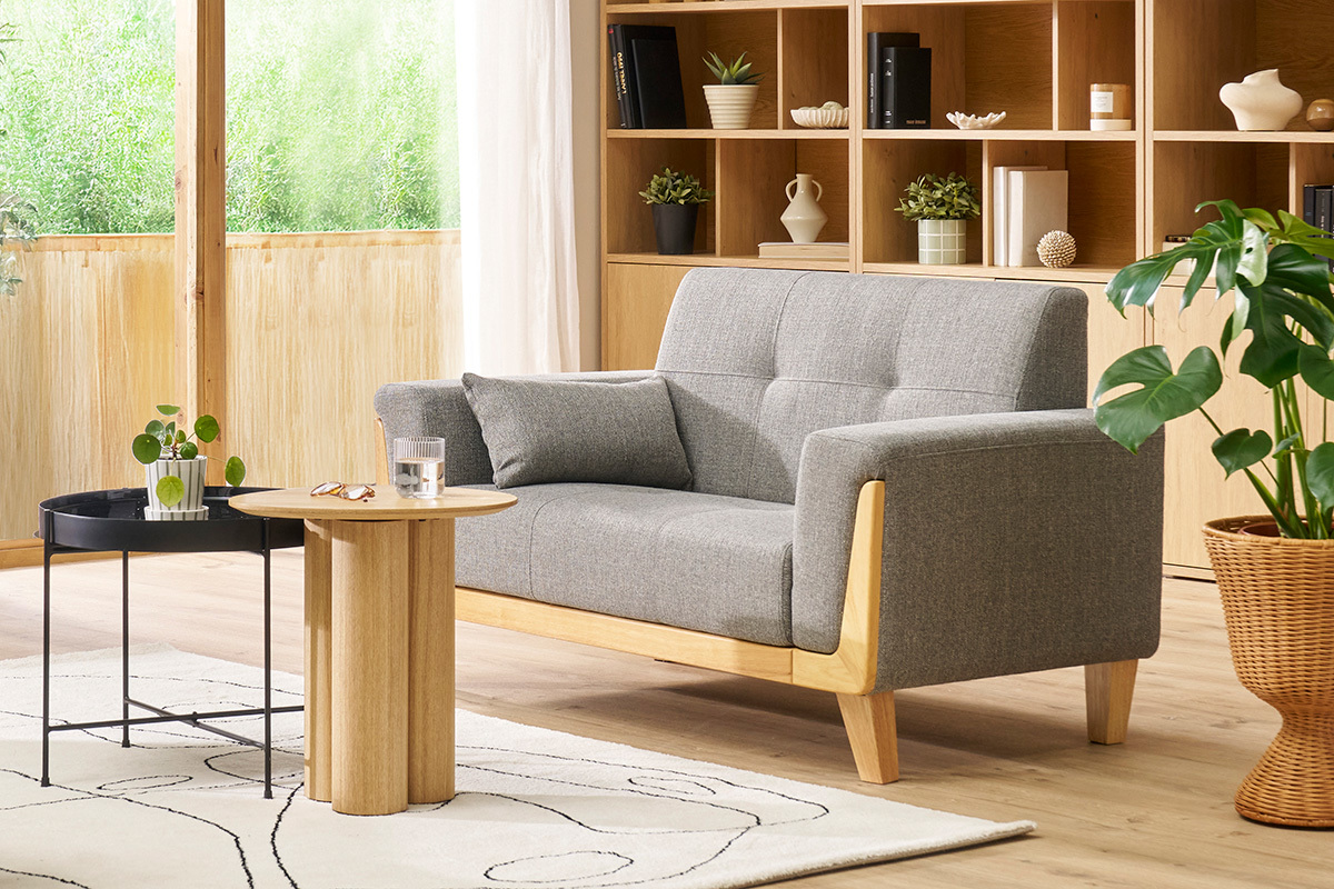 Canap� scandinave 2 places en tissu gris et bois clair FJORD