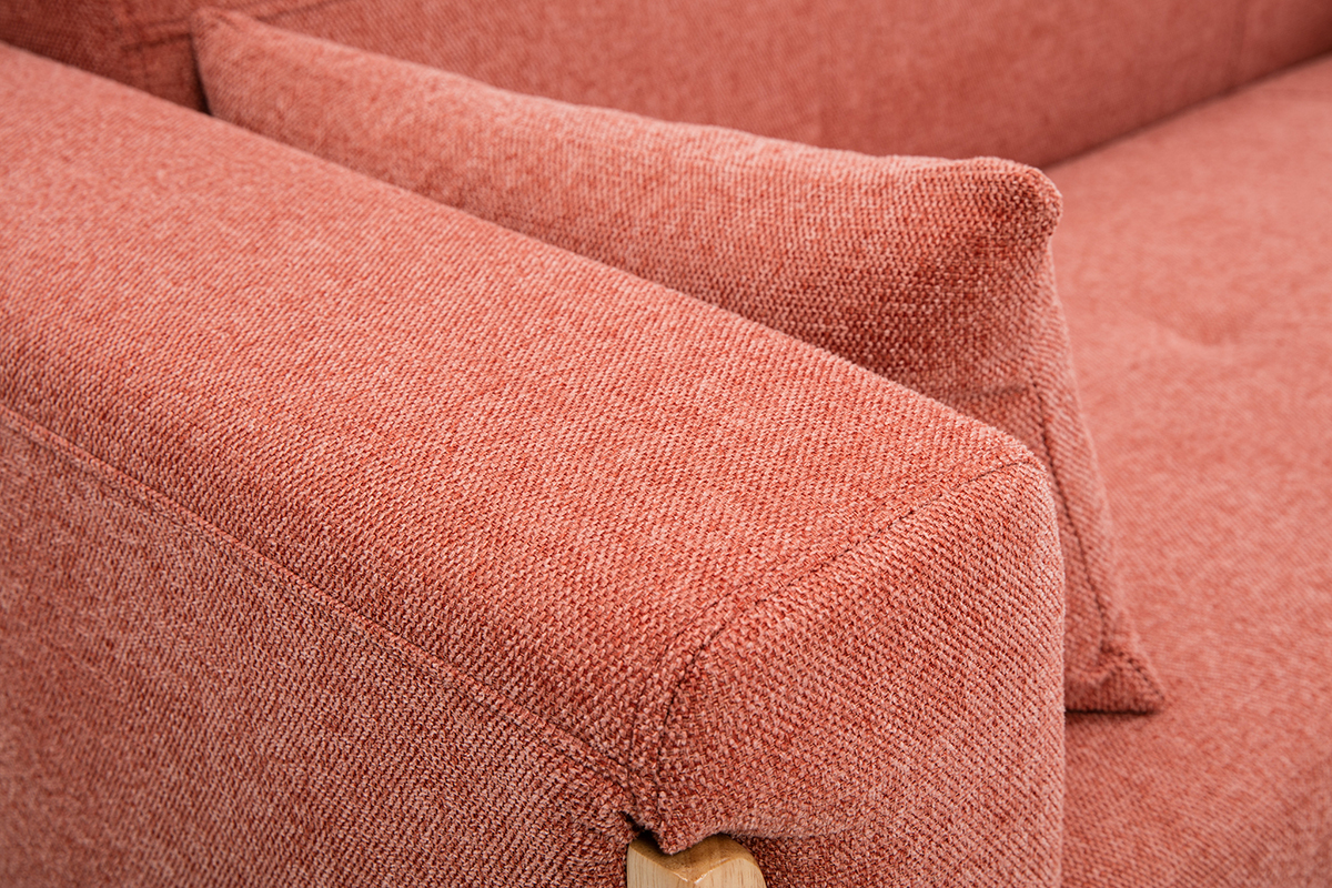Gros plan sur le tissu terracotta et l'accoudoir du canap� scandinave FJORD.