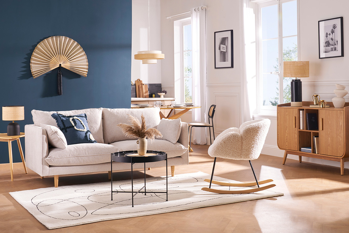 Canap� beige 3 places style scandinave avec pieds en bois clair, vue d'ensemble dans un salon.