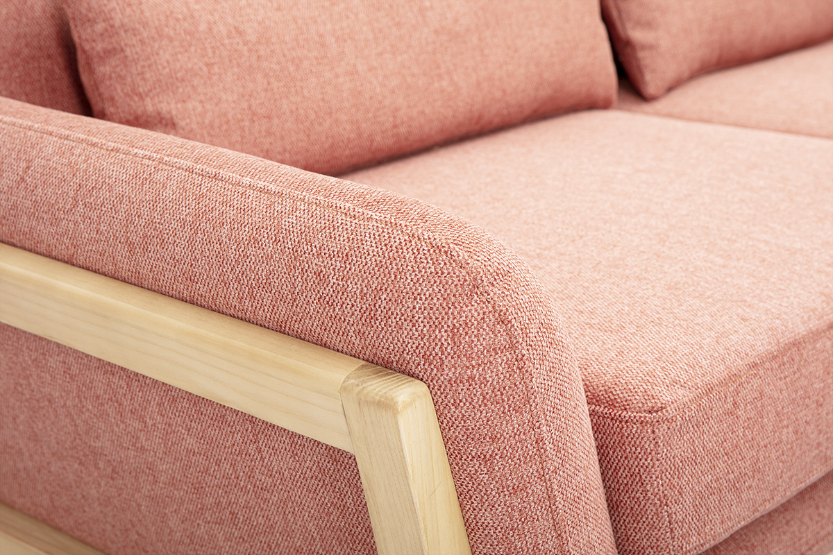 D�tail d'un canap� terracotta en tissu effet velours avec accoudoir en bois clair.