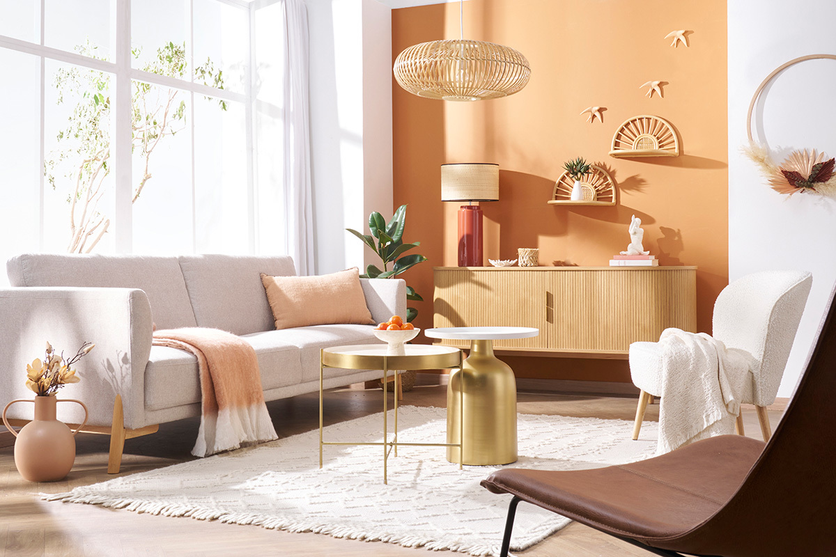 Canap� scandinave beige 4 places, pieds en bois clair, dans un salon moderne.