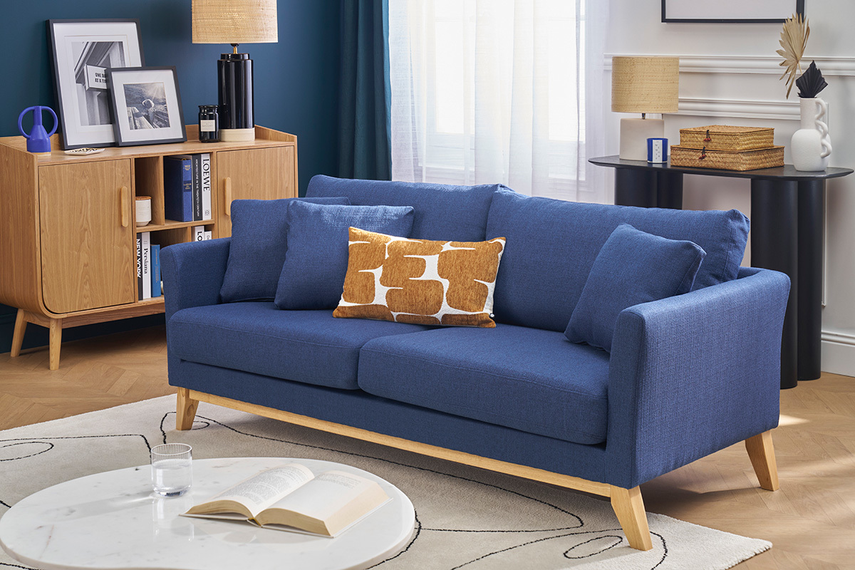 Canap� scandinave bleu fonc� 3 places, pied en bois clair, vue de face.