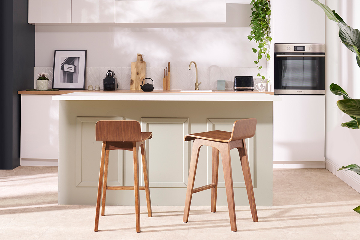 Chaise de bar scandinave bois fonc� H65 cm BALTIK