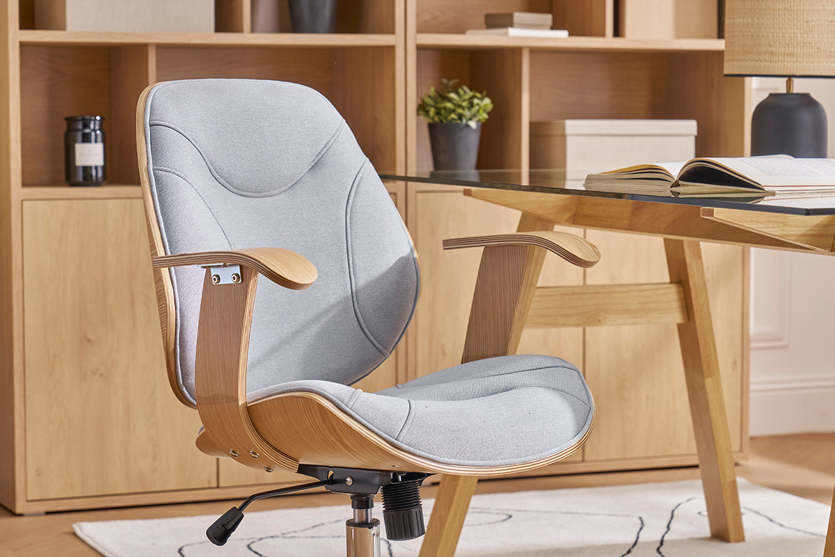 Chaise de bureau � roulettes design en tissu gris clair, bois clair et acier chrom� YORKE