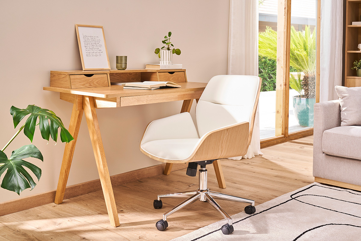 Chaise de bureau � roulettes et bois clair MARLOW devant un bureau en bois.