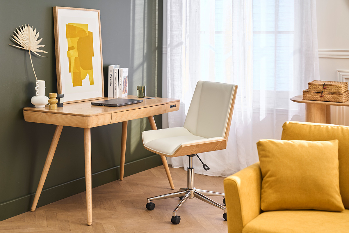 Chaise de bureau � roulettes blanche et bois devant un bureau en bois, vue de 3/4.