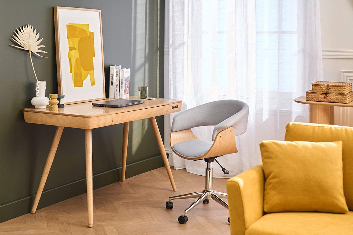 Chaise de bureau � roulettes devant un bureau, vue de c�t�.