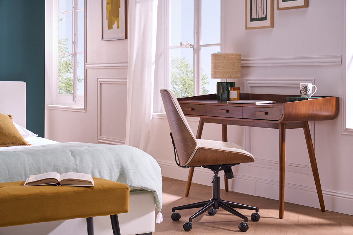 Chaise de bureau � roulettes en bois et tissu effet velours textur� beige DOUGLAS