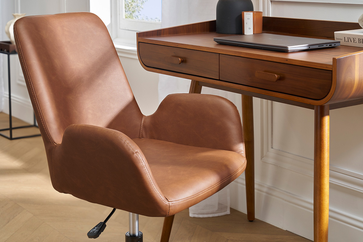 Chaise de bureau marron � roulettes ALBAN � c�t� d'un bureau en bois.