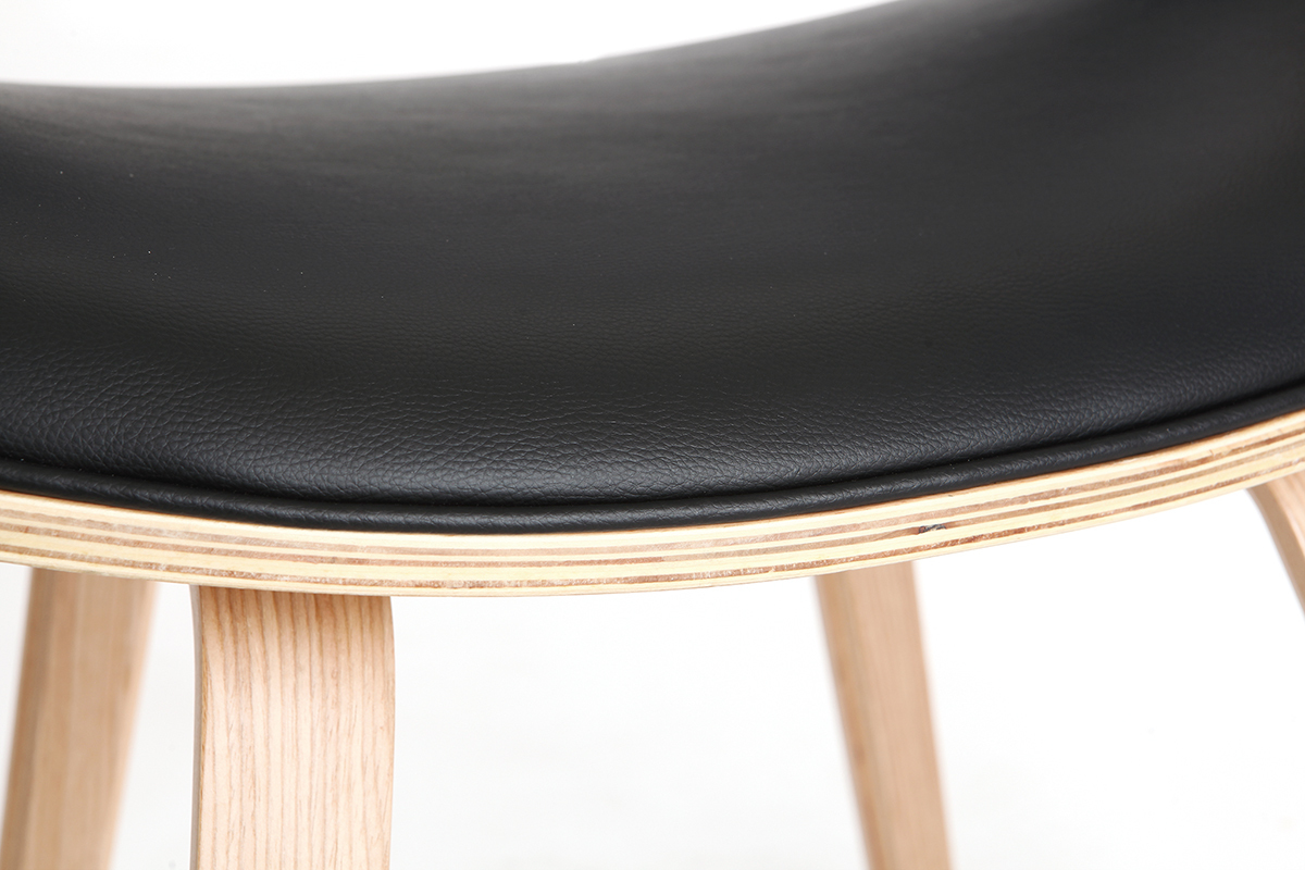 D�tail de l'assise noire en polyur�thane et pi�tement en bois clair de la chaise design ARAMIS.