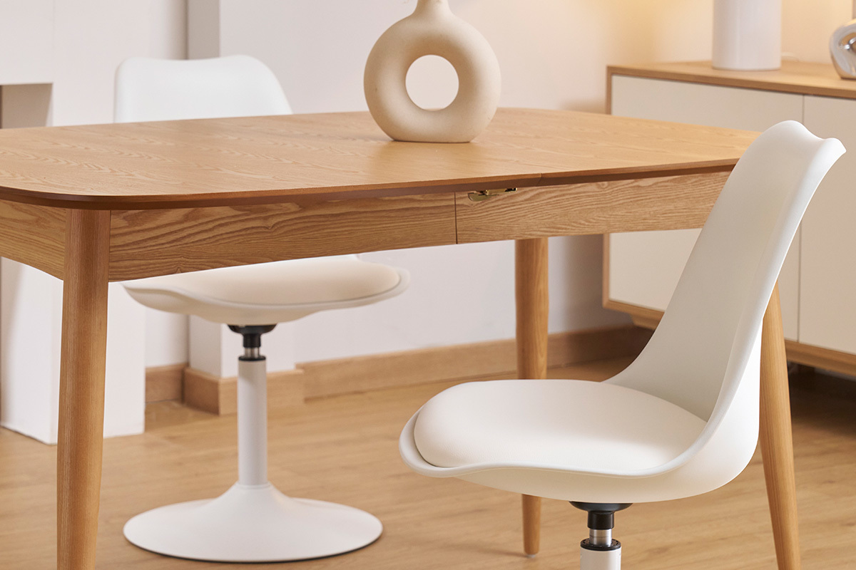 Chaise design pivotante blanche STEEVY V2 et table en bois, vue d'int�rieur.