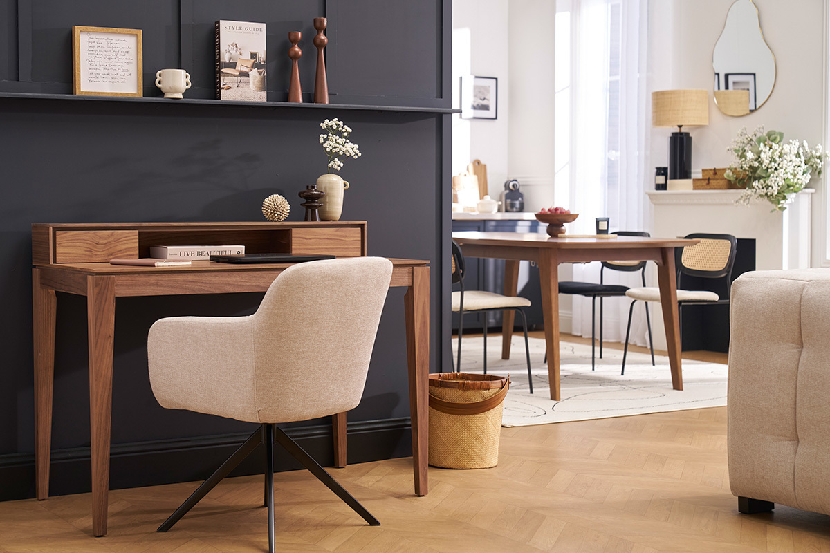 Chaise pivotante 360� AMIKA en tissu beige, vue de profil pr�s d'un bureau en bois