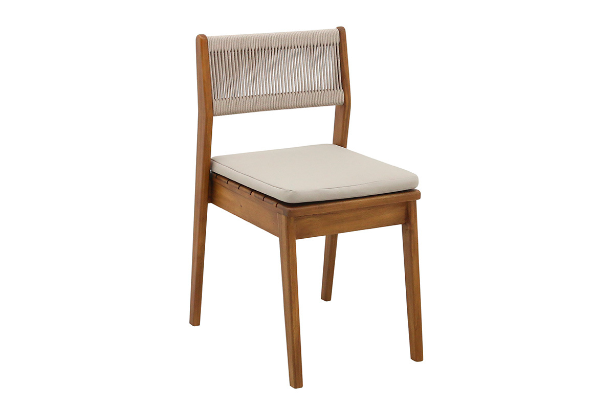 Chaise de jardin en bois et corde tress�e, vue de 3/4.