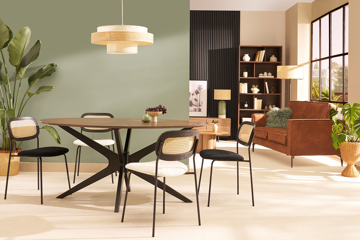 Salle � manger avec chaises MIRANDA en tissu blanc et cannage rotin autour d'une table en bois.