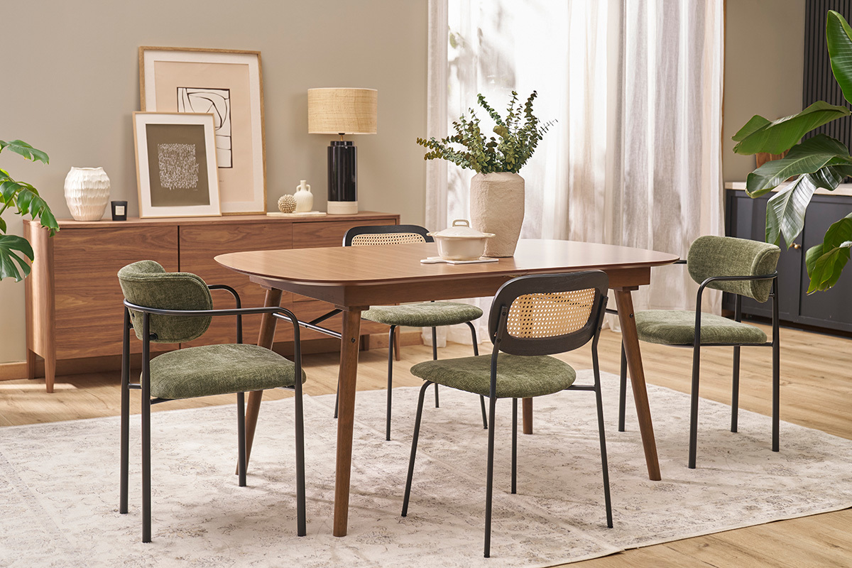 Chaises MIRANDA en tissu vert kaki et cannage rotin autour d'une table en bois dans une salle � manger.